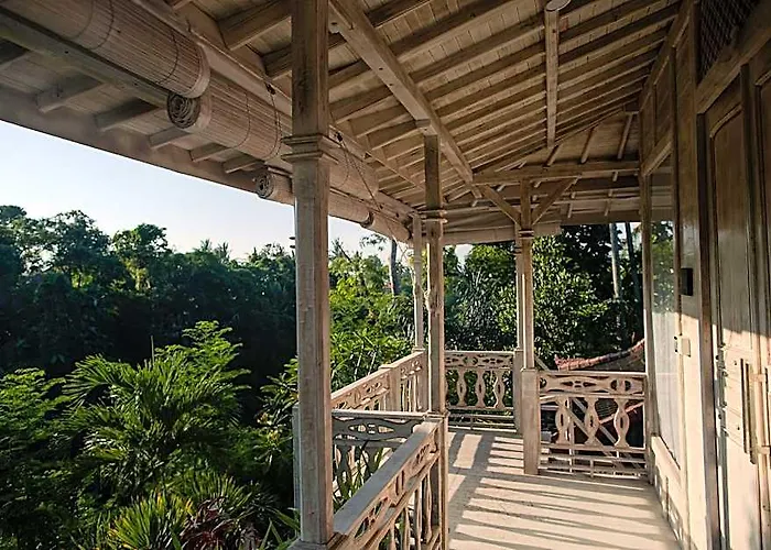 B Saya Hotel