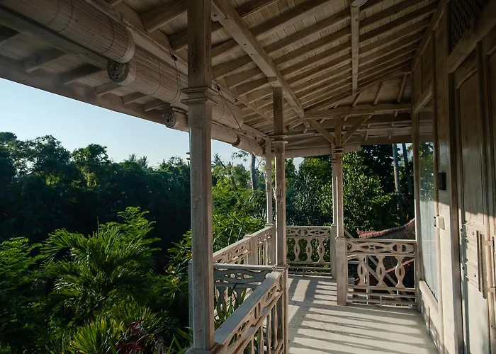 B Saya Hotel